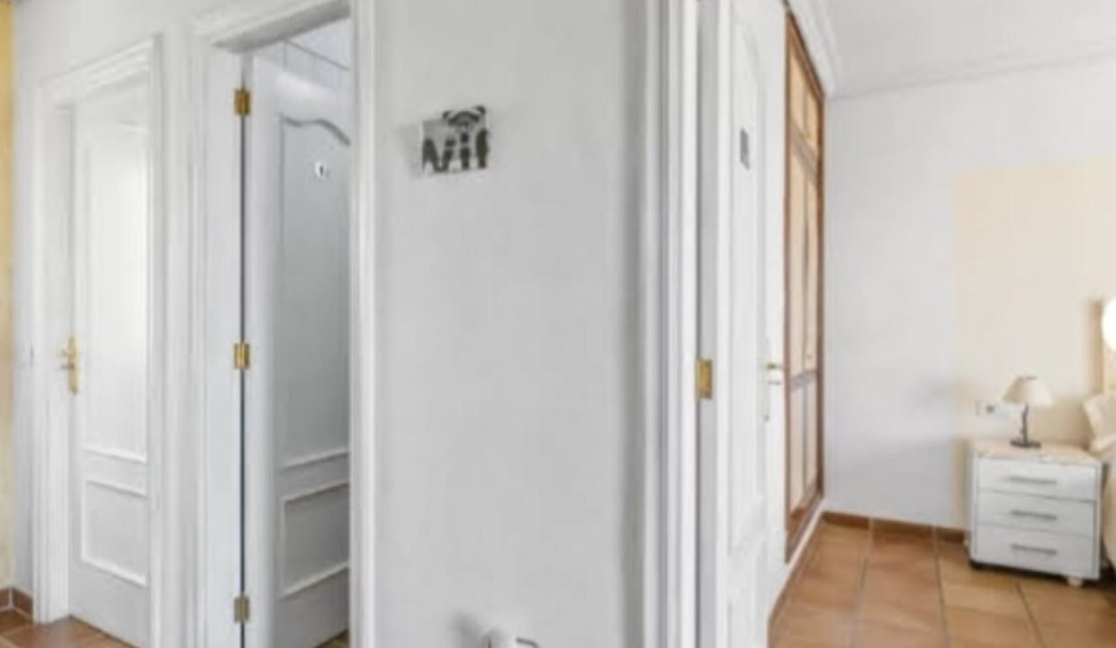 varios pasillo puertas